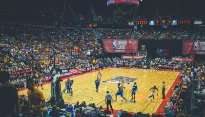 开云体育下载-伦纳德，当舞台聚光灯亮起，他便是魔术终结者