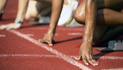 开云体育APP下载-F1新赛季揭幕战之夜，哈利伯顿冠军级表现，当赛道轰鸣遇见球场心跳